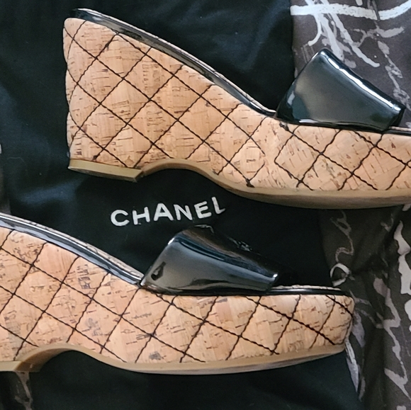 Chanel Black patent leather quilted cork slides - Picture 8 of 9